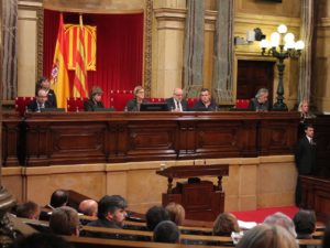 La Fundació i el Comitè Primer de Desembre, presents al Parlament ahir durant la declaració institucional en què la cambra es compromet a impulsar un acord nacional per combatre el VIH/sida