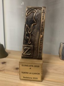 El grup de teatre del centre d’acollida Can Banús recull el premi Guineuetes