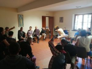 Ioga al Convent i Can Banús amb el voluntariat de Yoga sin Fronteras