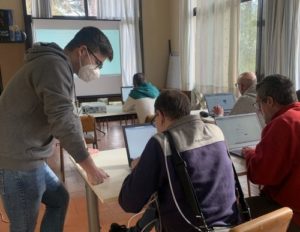 Nou taller d’alfabetització digital amb la col·laboració d’un estudiant de la UPC com a voluntari
