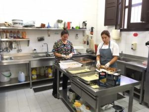 Donació de pollastre de Kentucky Fried Chicken a través del Banc del Aliments