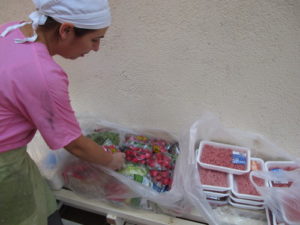 Can Banús i Mercadona signen un acord pel qual el centre rep l’excedent diari de productes del supermercat de Bufalà