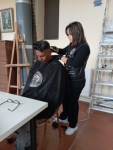 Barber Angels talla els cabells de manera solidària a les persones residents de Can Banús, Itaca i els pisos