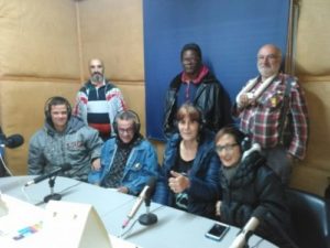 Un grup de residents del Convent dels Franciscans col·laboren amb Ràdio Bisbal