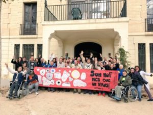 El pòster sobre la malaltia del VIH fet pels residents de Can Banús, al passadís de l’Hospital de Dia de VIH de Can Ruti