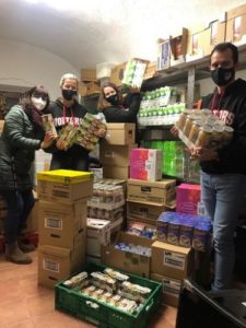 El Gran Tió de la Bisbal dona una tona d’aliments i productes d’higiene al centre d’acollida Convent dels Franciscans de la Fundació Acollida i Esperança