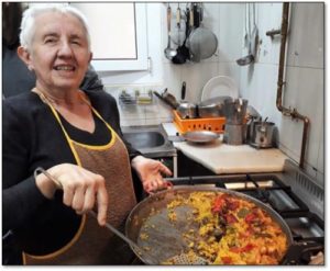 Emília, voluntària d’Itaca: “Mentre preparem la paella compartim vivències i experiències que ens fan més rics”
