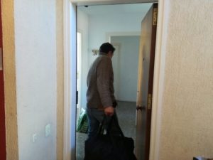 Més autonomia: dos residents del centre d’acollida Can Banús entren a un pis de SAVA