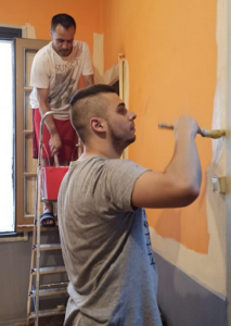 Les persones residents s’encarreguen de pintar el pis Itaca