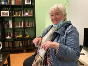 La pianista Liliana Maffiotte visita Itaca, el pis on va néixer i va viure la seva infantesa
