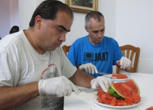 Voleu un suc de taronja i menta?