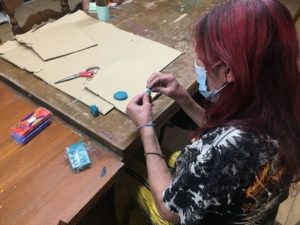 Nou taller d’Art brut al centre d’acollida Convent dels Franciscans impartit per una persona voluntària