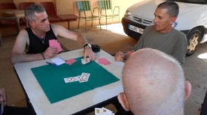 Residents del Convent fan de voluntaris amb els avis de la Bisbal