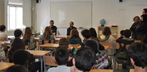 Dos residents del Convent i un ex-resident i actual treballador fan una xerrada a l’Institut de Verges sobre drogues