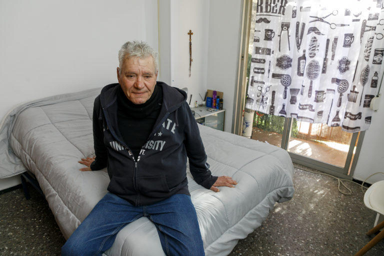 Home a la seva habitació assegut al llit