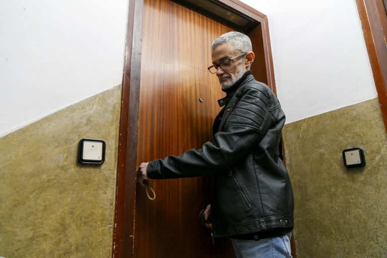 Persona resident obrint la porta del seu pis