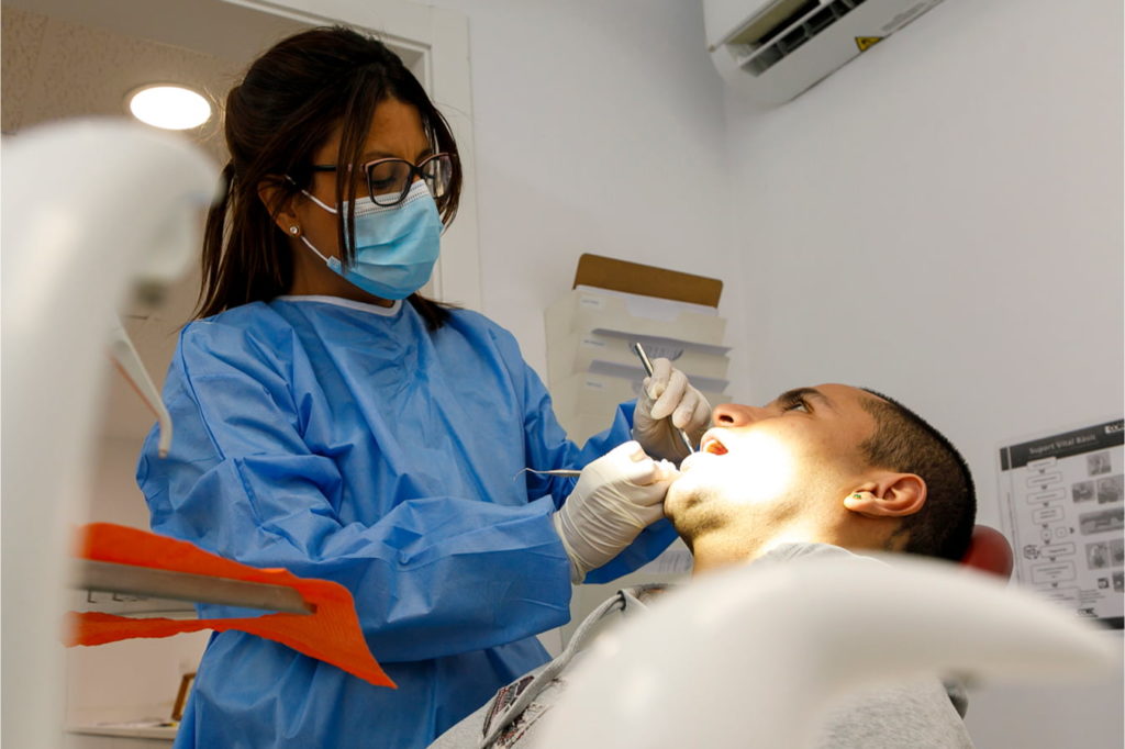 Dentista atenent un pacient a la consulta