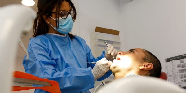 Dentista atenent un pacient a la consulta