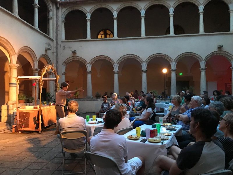El claustre del Convent dels Franciscans convertit en un teatre íntim, silvestre i botànic 