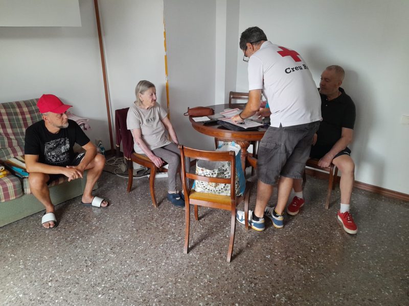 Nou servei de teleassistència a Emancipa’t! gràcies al conveni signat amb la Creu Roja Barcelonès Nord 