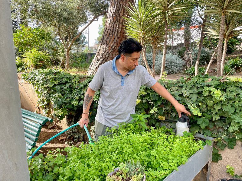 “Prepararé un jardí amb flors aromàtiques i, potser, un nou hort a Can Banús” Favio, resident del pis Itaca i nou voluntari a Can Banús 