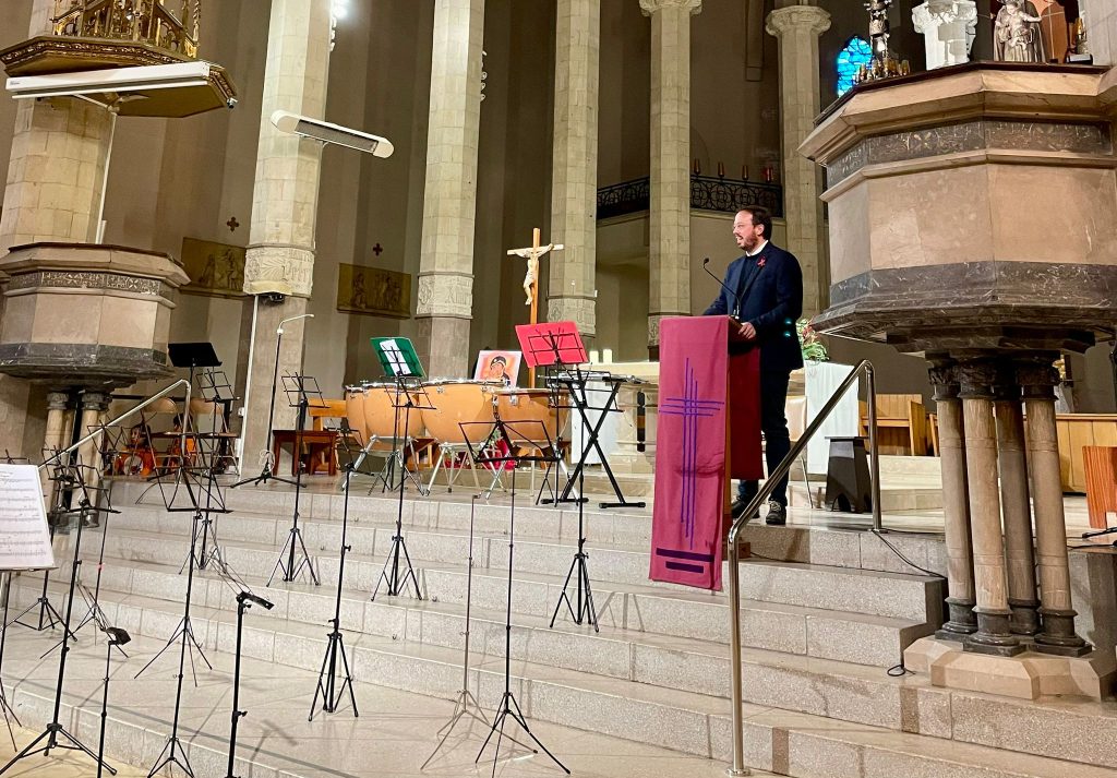 Benvinguda del 
fernando díaz al concert solidari de nadal fundació acollida i esperança