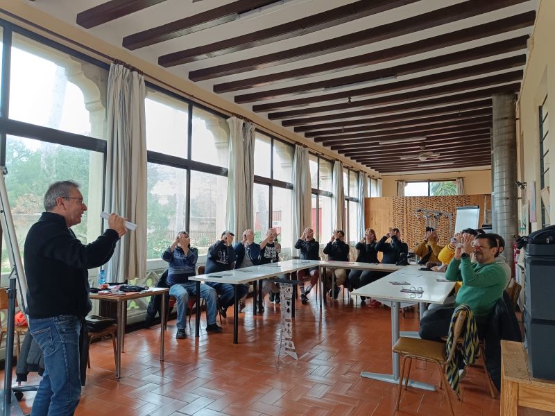 15 persones ateses del SAVA, Itaca i Can Banús gaudeixen d’un nou taller de màgia  