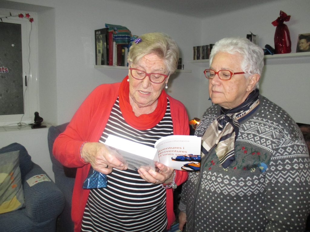 Viqui Molins llegint llibre Pare Josep