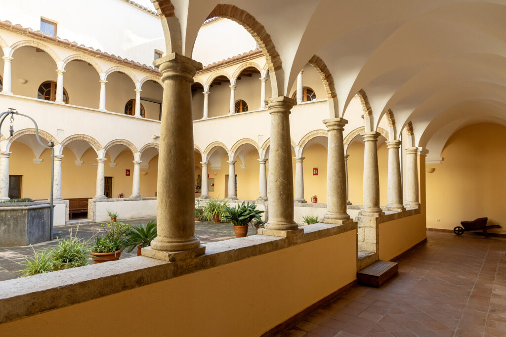 claustro convento de los franciscanos la bisbal d'empordà