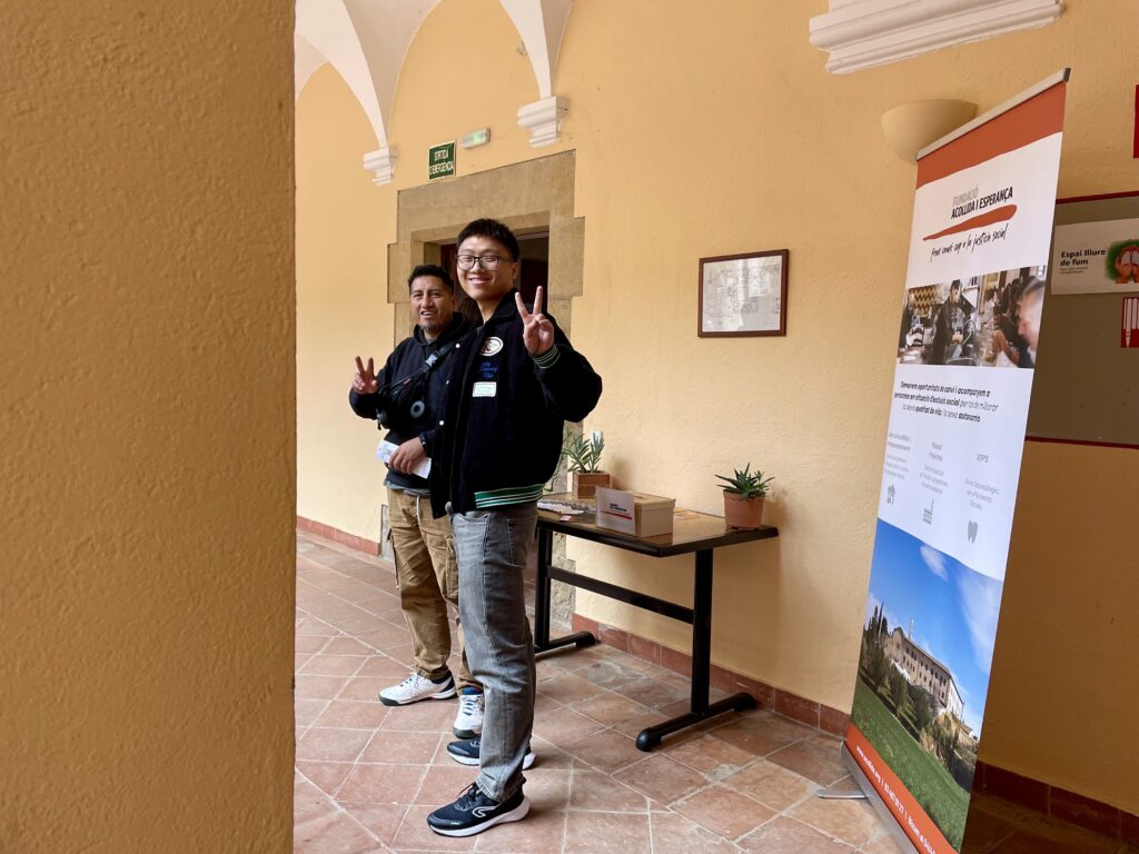 Voluntariat de la fundació Acollida i Esperança al clauste de la casa d'acollida Convent dels Franciscans