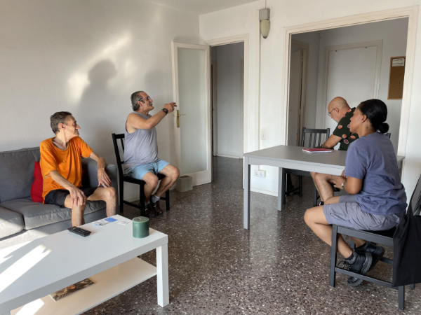 Residents i educadores socials del SAVA i Emancipa't de la Fundació Acollida i Esperança 
