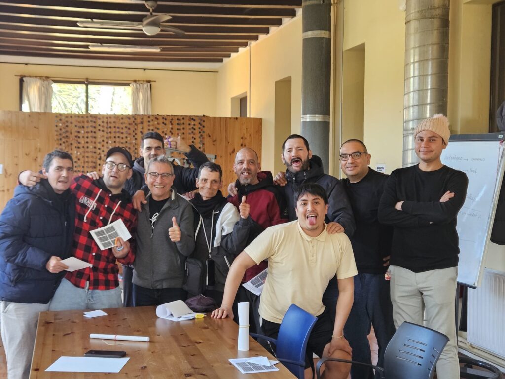 Taller de màgia a la casa d'acollida Can Banús de Badalona de la Fundació Acollida i Esperança