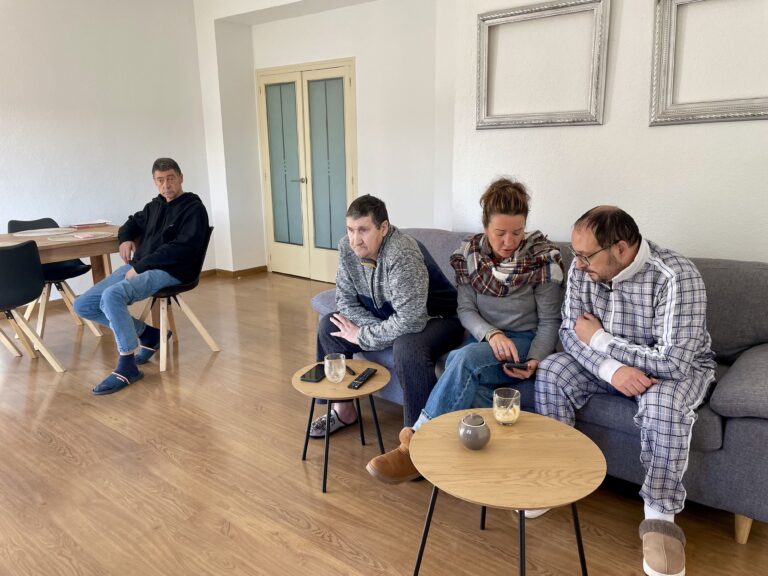 residents del pis de SAVA i educadora social Fundació Acollida i Esperança