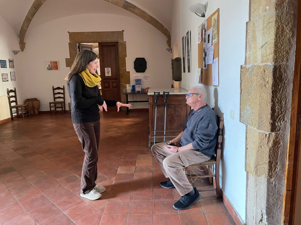 ivana conversando con resident del convent