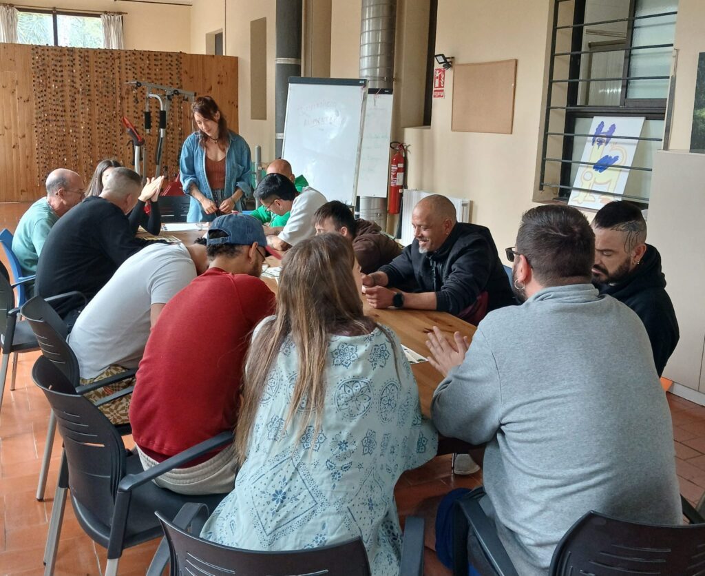 Judith voluntaria hicendo tallers con residents can banùs